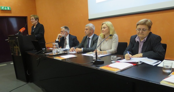 Dr. sc. Ljiljana Skočić Gašparac, pročelnica Matičina Odjela za poljoprivredu i organizatorica okrugloga stola, pozdravlja skup. Za radnim stolom slijeva prof. dr. sc. Miroslav Tratnik, državni tajnik u Ministarstvu poljoprirede Tugomir Majdark, zastupnica u Europskom parlamentu Marijana Petir i moderatorica Božica Brkan (Fotografija Miljenko Brezak / Živi selo)