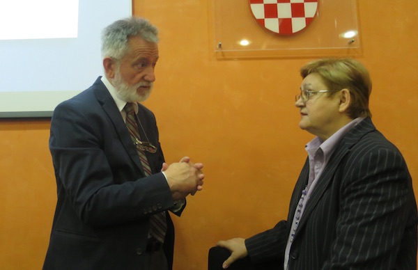 Dogovor uoči početka trosatnoga orkuglog stola: uvodničar prof. dr. sc. Miroslav Tratnik i moderatorica Božica Brkan (Fotografija Miljenko Brezak / Živi selo)