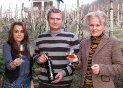 Mirjanina kćer Helena, mlada ekonomistica koja se bavi marketinškim dijelom projekta, Tomislav Trdenić te Mirjana Malogorski.