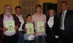 Nagrađeni sa saborskom zastupnicom Marijanom Petir (Fotografija Udruga Petrinjska kobasica)