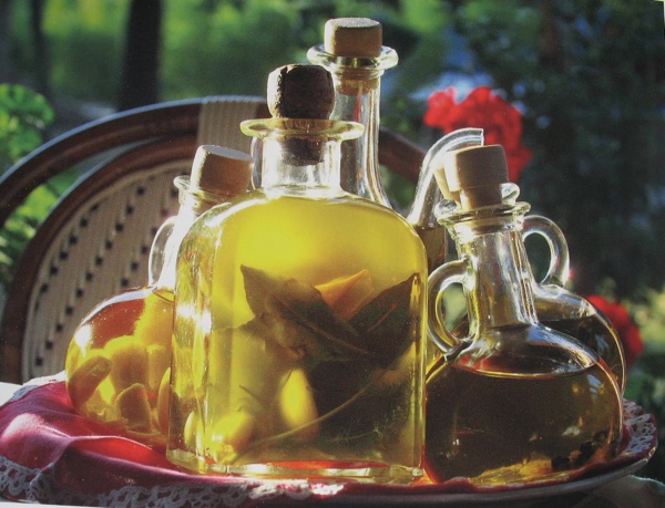 Mediteranskim mirisnim travama aromatizirana maslinova ulja (Fotografija Mario Hlača)