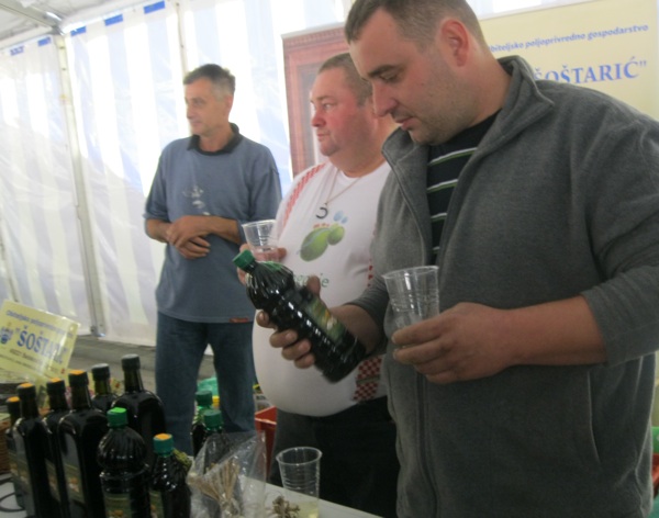 Mnogi se željeli kušati što više raqzličitih ulja kako bi ih mogli usporediti (Snimio Miljenko Brezak / Acumen)