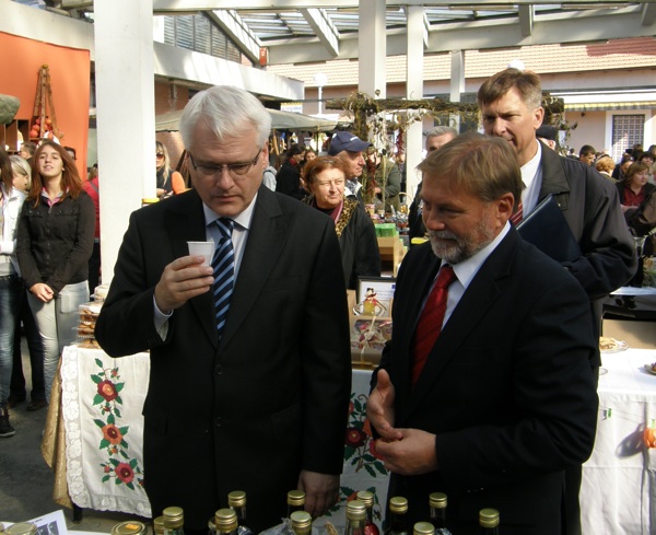Na Bučijadi 2012. bučino ulje kušao je i predsjednik RH Ivo Josipović u društvu s ivanićgradskim gradonačelnikom Borisom Kovačićem (Snimio Dražen Kopač / Acumen))