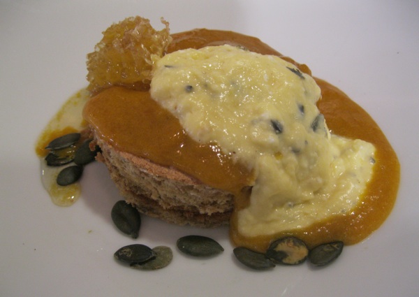 Jedan od deserata kreiranih na natjecanju zagorskih chefova, koji, osim meda, sadržava i saće (Snimio Miljenko Brezak / Acumen)