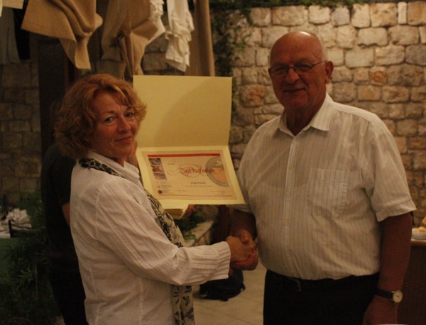 Zasladila im se gorka ili ljuta naranča: Jany Hansal prima nagradu uime domaćina, DEŠE (Fotografija DEŠA)