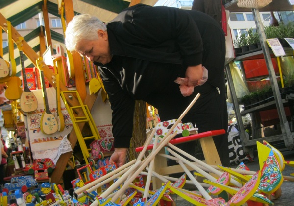 Marija Kunić već 60 godina proizvodi tradicijske drvene igračke i prodaje ih po sajmovima (Snimio Miljenko Brezak / Acumen)